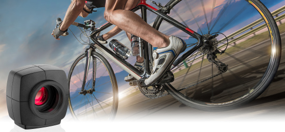 自転車に乗ったサイクリストを下と後ろから撮影。