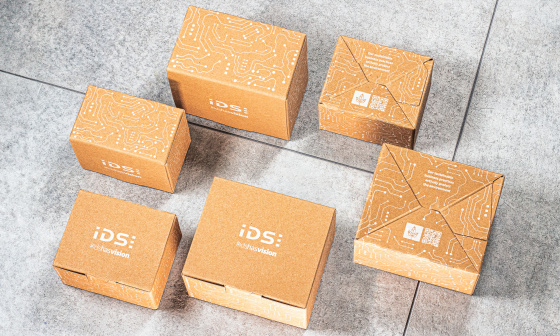 リサイクル素材で作られたIDSカメラの茶色の箱