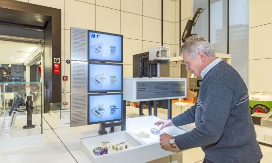 画像処理のハンズオン・ステーションにIDSカメラが設置され、ミュンヘン・ドイツ博物館のロボット工学展示を補完