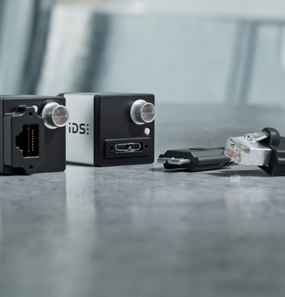 USBとGigEポートと対応ケーブル付きのIDSカメラ