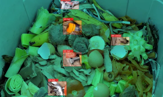 IDS産業用カメラは、プラスチック廃棄物を開放容器内の有機廃棄物の間にある異物として認識する。