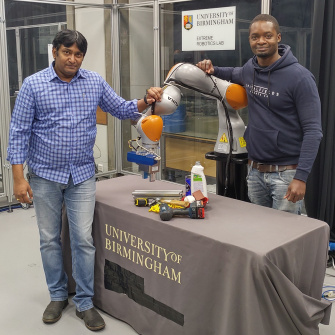 ロボット工学上級リサーチサイエンティスト Naresh Marturi 博士 - ロボット工学研究エンジニア Maxime Adjigble 氏
