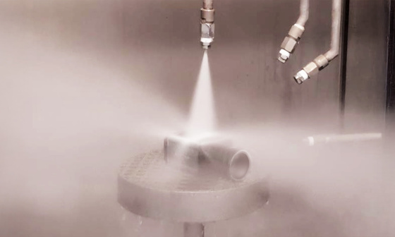 噴霧システムで四方から強い噴流水にさらされる工業用カメラ