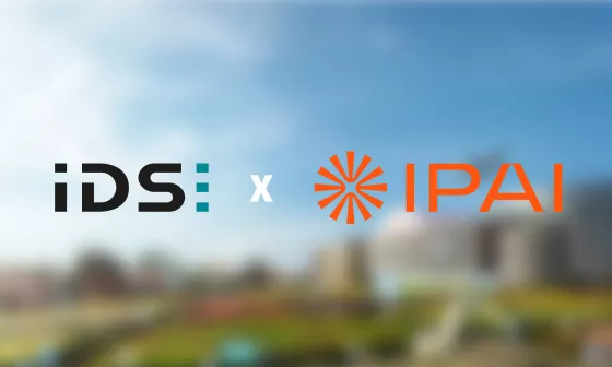 IDSとIPAIのロゴが並んでいる。背景にはIPAIキャンパスのビジョンが見える。