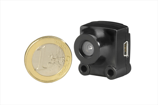 1ユーロ硬貨の隣に置かれた、USB 2.0接続の最小カメラ、uEye XS