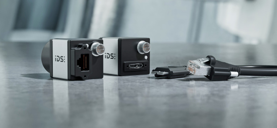 USBとGigEポートと対応ケーブル付きのIDSカメラ