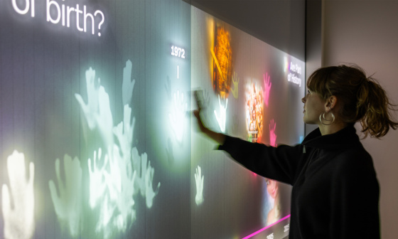 画像処理とリアルタイムデータ可視化機能を備えたインタラクティブメディアウォール