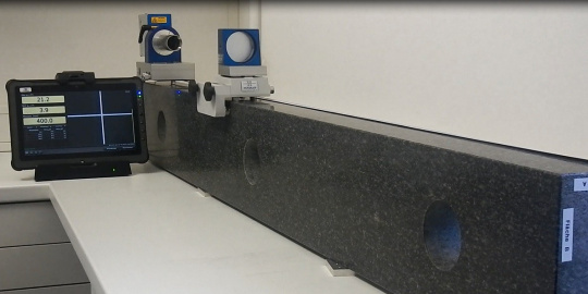 長さ 160 cm の石の直線の辺を 0.5 µm/m で精密測定
