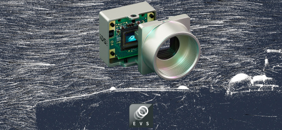 uEye EVS カメラを開いて、フローが可視化された画面のスクリーンショットの前で撮影。