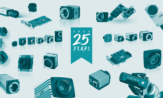IDS25周年記念シールとその周りのIDSカメラのコラージュ。