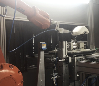 ロボットが研削ツールで発泡スチロールを切断する