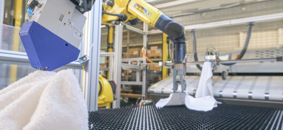 クリーニング工場向けインテリジェントロボットでオートメーションのギャップに対応