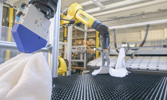 クリーニング工場向けインテリジェントロボットでオートメーションのギャップに対応