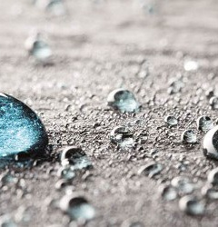 水滴のクローズアップ、矢印のついた箱のシンボル。