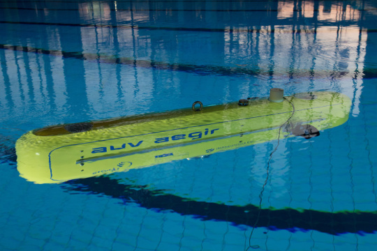 テスト操作中の AUV (自律型無人潜水機) AEGIR
