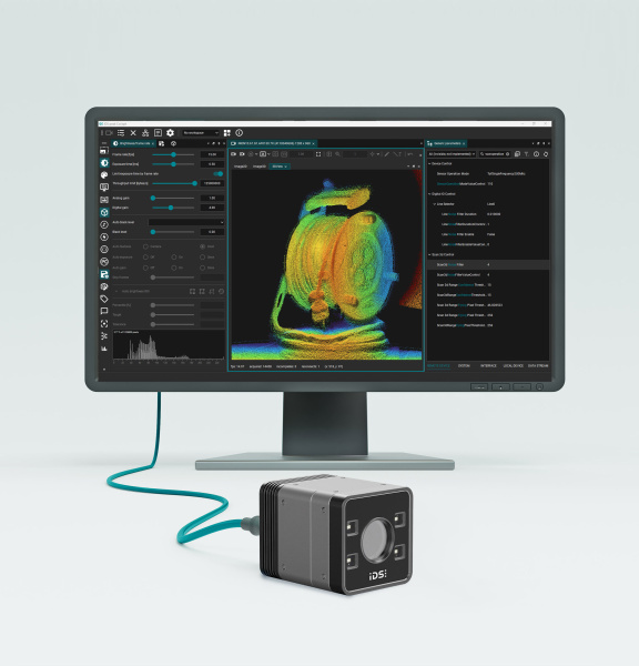カラー点群とソフトウェアインターフェースが表示されたモニターの前に設置された3Dカメラ