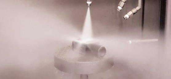 噴霧システムで四方から強い噴流水にさらされる工業用カメラ