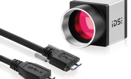 uEye カメラの前に USB 3.0 Mico B コネクターケーブルが 2 本あります。