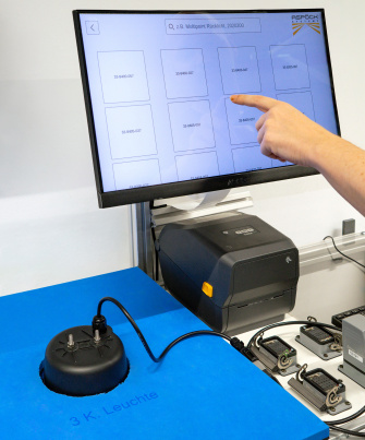 検査結果を表示するタッチスクリーンを備えた作業ステーション