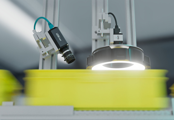 レンズとLEDリングライトを備えた産業用カメラが、黄色のばら積み物を検査する
