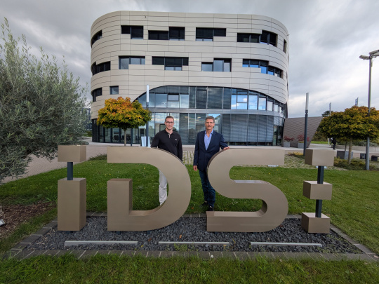 受賞者Jonas Gaißer氏とHeiko Thimm教授（工学博士）、IDS社の社屋前にて