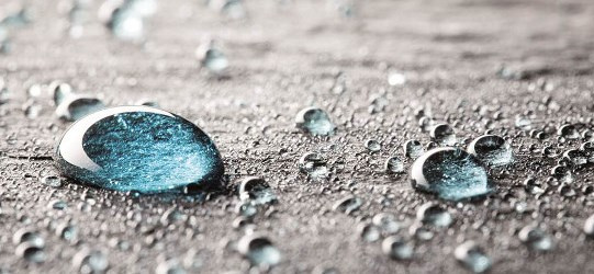 水滴のクローズアップ、矢印のついた箱のシンボル。