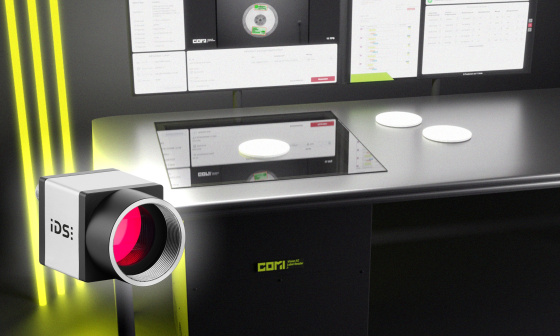 COMI Label Reader、3本の黄色い発光ストリップ、前面にuEyeカメラ