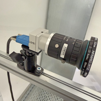 大型レンズと NIR フィルターを装着し、アルミフレームに取り付けられた IDS 産業用カメラ