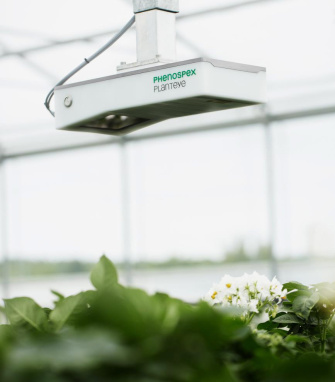 PlantEye 3Dスキャナが植物ベッド上を移動