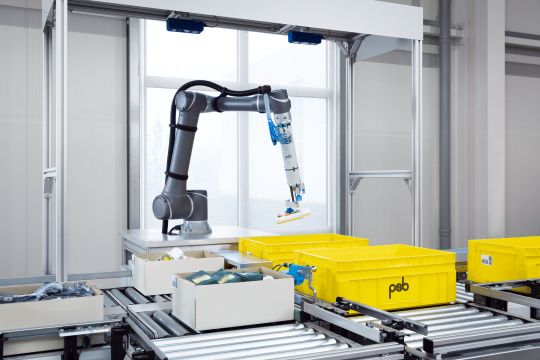 バルク材からロボットが未知の製品をピックアップし、把持物体に応じて 300 ～ 500 パーツ/時の速度で、ターゲットコンテナに収容します
