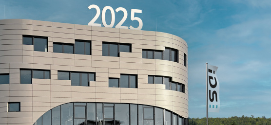 オーバーズルム（ドイツ）のIDSビルとIDS旗、2025年。
