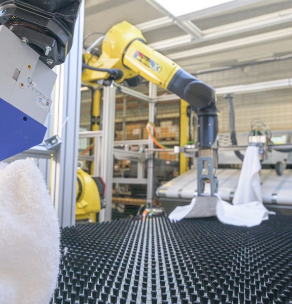 クリーニング工場向けインテリジェントロボットでオートメーションのギャップに対応