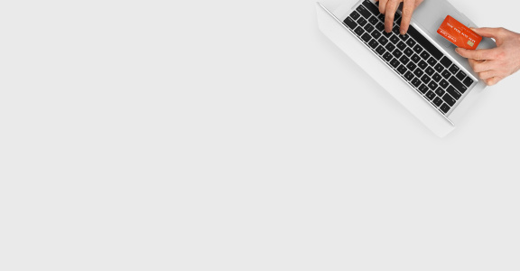 従業員がクレジットカードのデータを入力しているノートパソコン。
