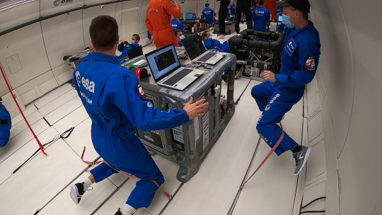 ESA プログラム FYT の放物飛行中、無重力状態は 20 秒間継続する [画像: AIMIS-FYT]