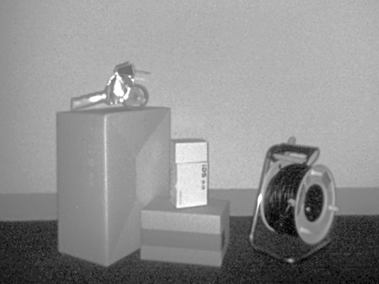 Nion 3Dカメラによるグレーの輝度画像は、壁の前にある様々な物体を示してい