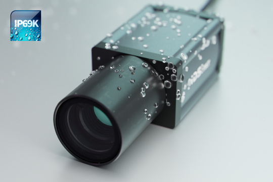 ハウジングに水滴が付着した、レンズ付きIDS NXT AI カメラと IP69K アイコン