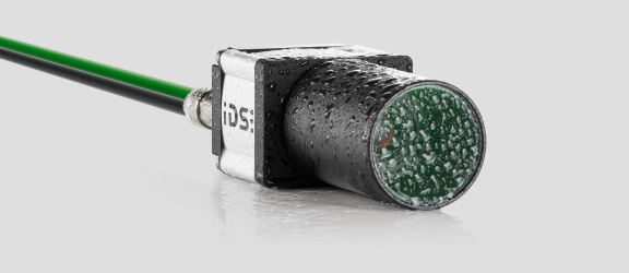 IDS uEye FA 産業用カメラとレンズ、ケーブル、水滴。