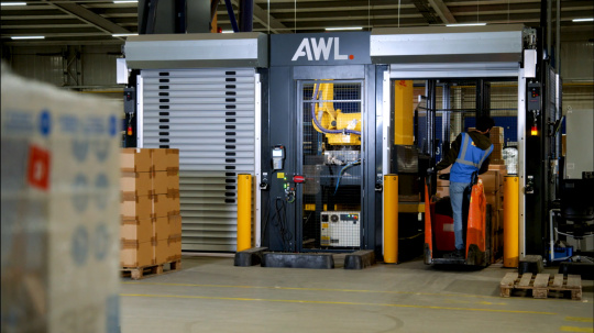 AWLロボットシステムによるデパレタイズ前の貨物