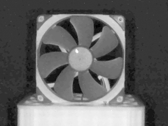 Nion 3Dカメラによるグレーの輝度画像は、7枚の羽根を持つ回転中のファンブレードの瞬間的な様子を示しています。
