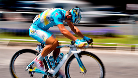 レース中のレーシングバイクに乗った男性。