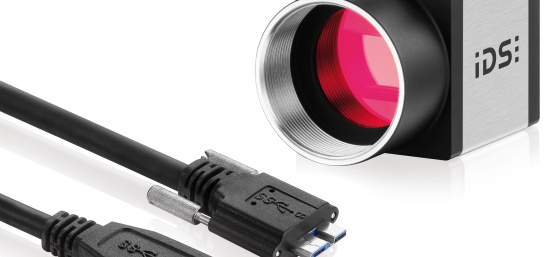 uEye カメラの前に USB 3.0 Mico B コネクターケーブルが 2 本あります。