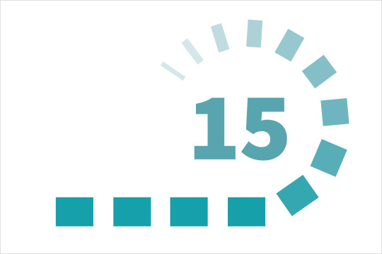 創立記念日を意味する「15」の数字が、ターコイズブルーの長方形で囲まれている。