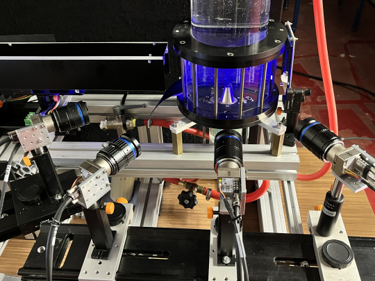 透明な容器で3Dフロー解析を行うための複数EVS産業用カメラを用いた試験装置