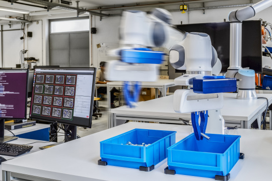 IDS産業用カメラはロボットアームのグリッパーをサポートします。