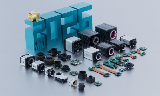 3Dの「2026」の数字、中央の「2」にゴールドのカメラ、その前にIDSカメラ製品群が長方形に並ぶ