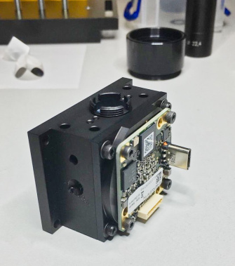 UI-3272LE-M-VU はセンサーの中央エレメントに取り付けられます。