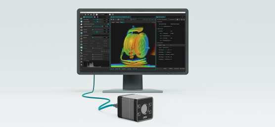 カラー点群とソフトウェアインターフェースが表示されたモニターの前に設置された3Dカメラ