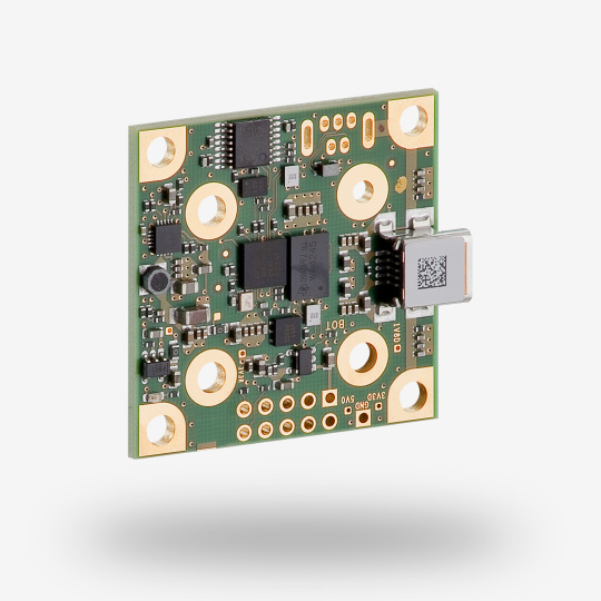 レンズホルダーありとなし: IDS の USB2 uEye LE シリーズボードカメラはわずか 36 x 36 mm です。