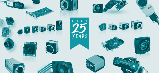 IDS25周年記念シールとその周りのIDSカメラのコラージュ。